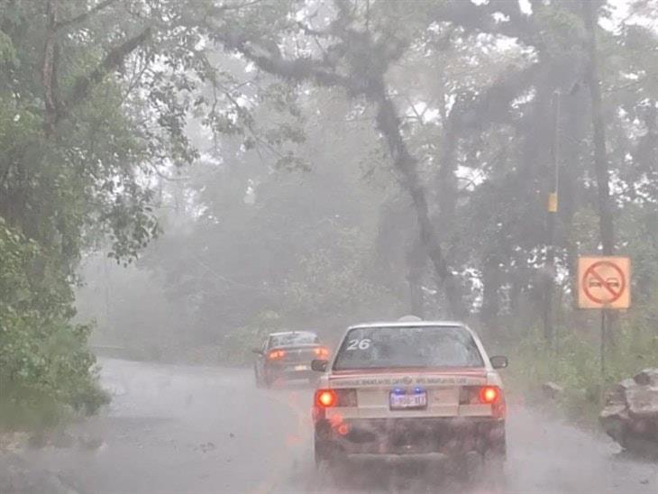 ¡Más afectaciones! ahora en la carretera Fortín-Huatusco; lluvia arrastró un taxi