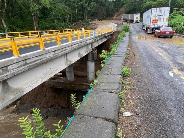 Y aún no lo inauguran; lluvias exponen cimientos del nuevo Puente del Diablo en Coatepec