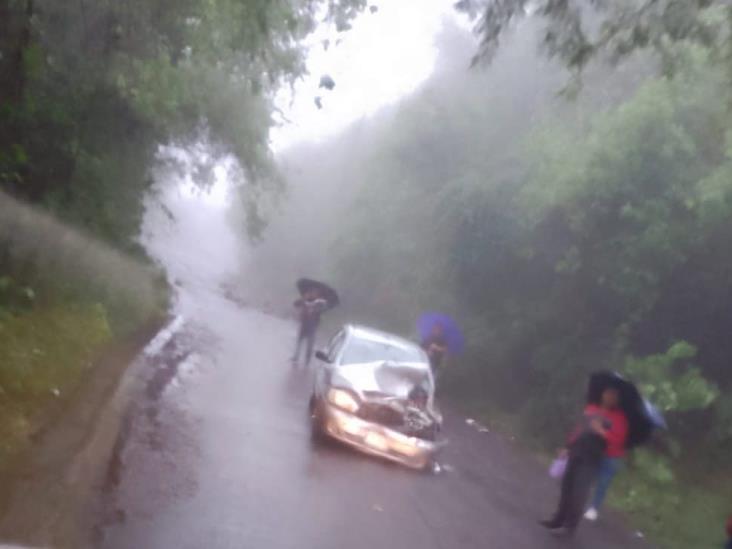 Automovilista choca contra una piedra en carretera de Naolinco