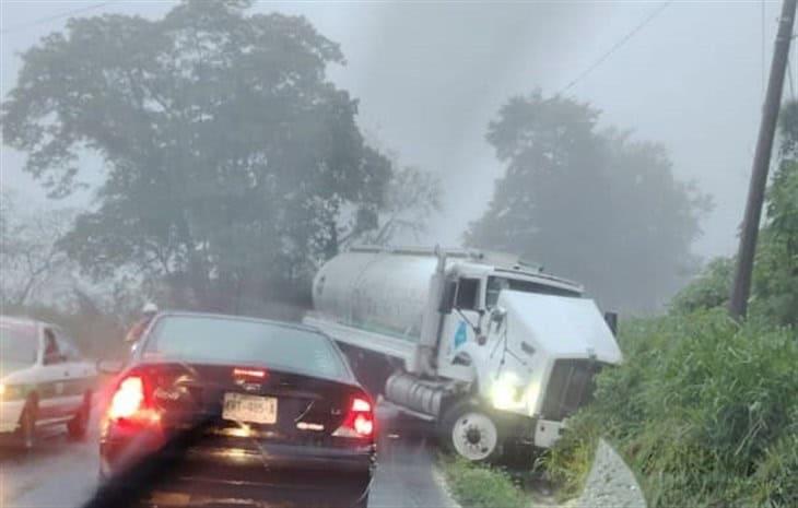 Se registra choque entre taxi y pipa en la carretera Xalapa–El Castillo 