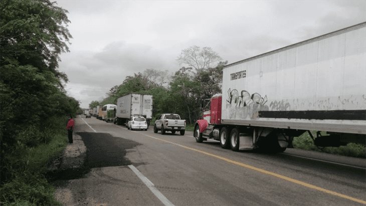 Por deslizamiento de tierra, cierran parcialmente la autopista Puebla-Córdoba