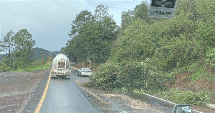 Por deslizamiento de tierra, cierran parcialmente la autopista Puebla-Córdoba