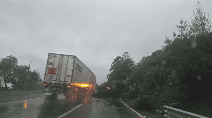 Por deslizamiento de tierra, cierran parcialmente la autopista Puebla-Córdoba