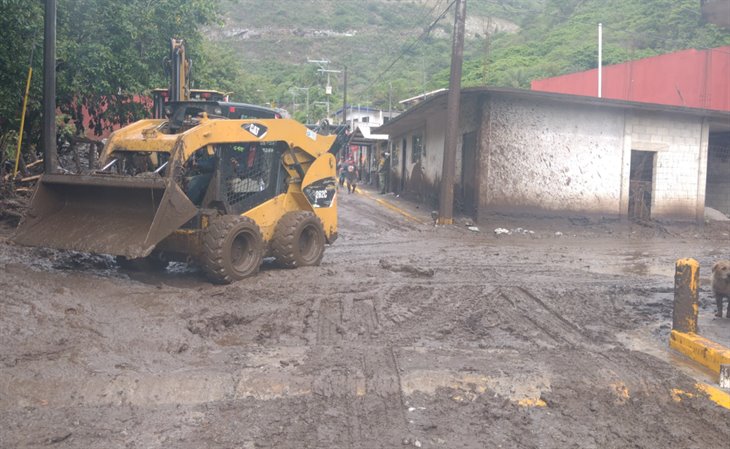 Continúan labores de limpieza en calles y viviendas afectadas por deslaves en Tlilapan