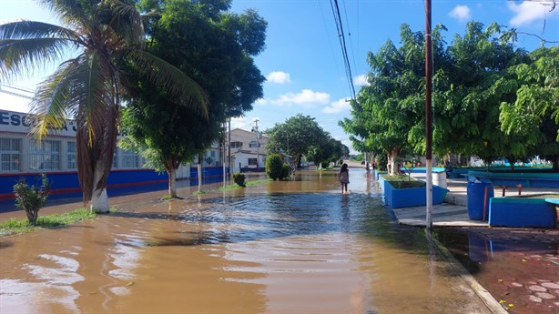 Río Jamapa se desborda; el agua ya cubre varias calles del municipio