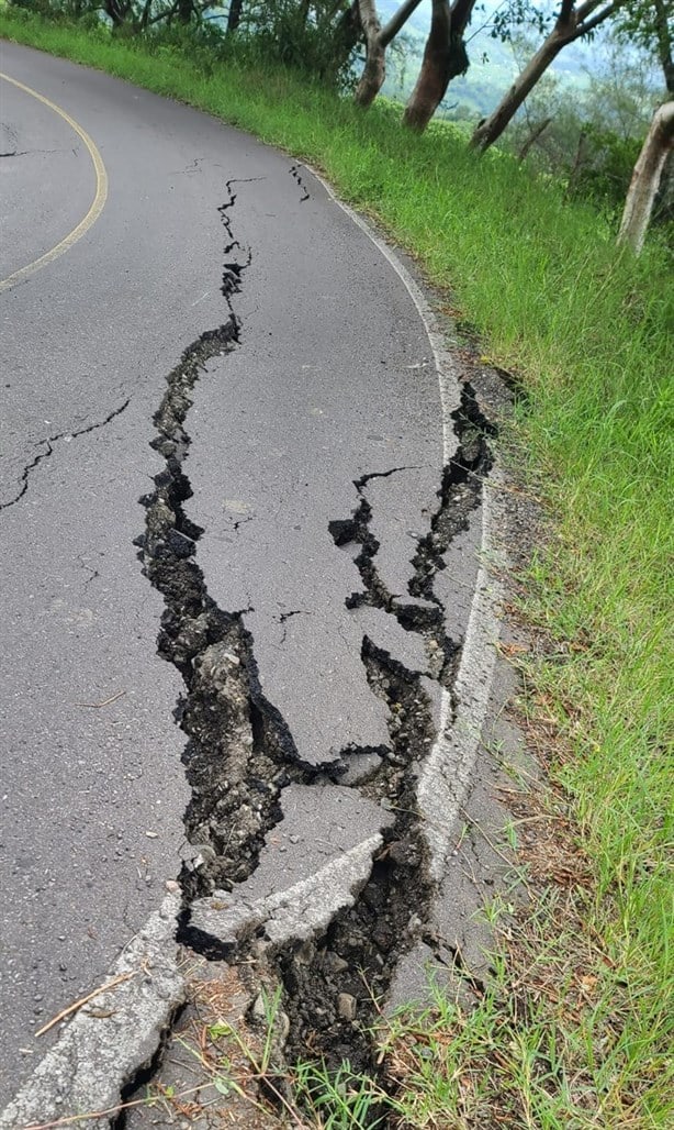 Carretera más importante de Juchique de Ferrer en riesgo de quedar incomunicada