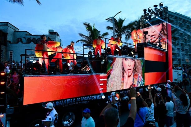 Captan en video caída de Yuri en el desfile del Carnaval de Veracruz 2024 | VIDEO