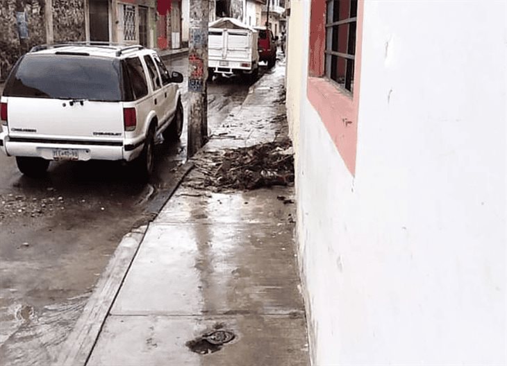 Denuncian alcantarillas obstruídas en calles de Misantla