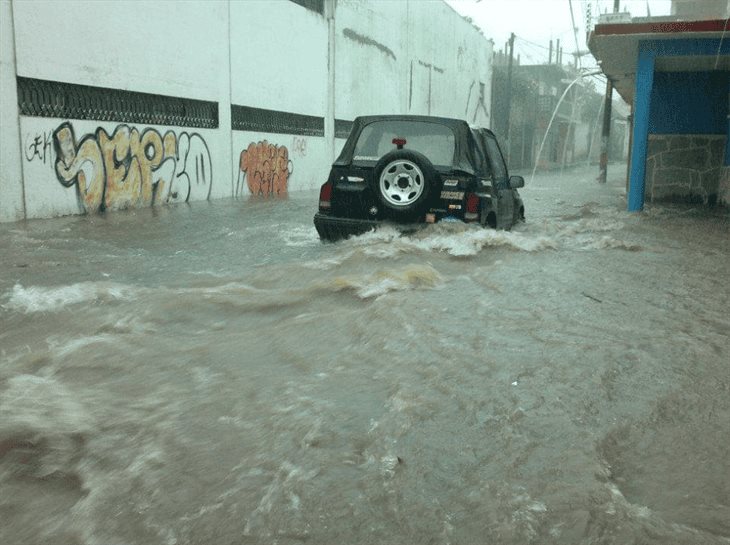 Denuncian alcantarillas obstruídas en calles de Misantla