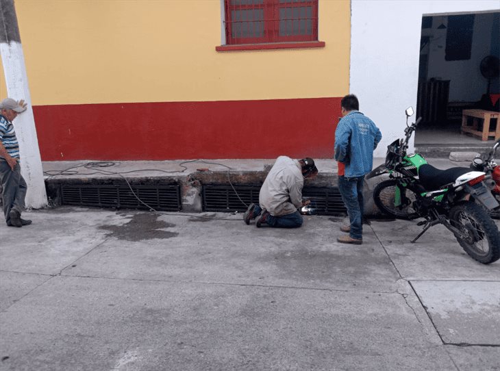 Denuncian alcantarillas obstruídas en calles de Misantla