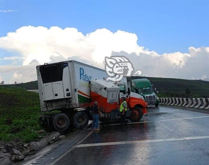 Autobús impacta contra tráiler descuadrado en Autopista Orizaba-Puebla