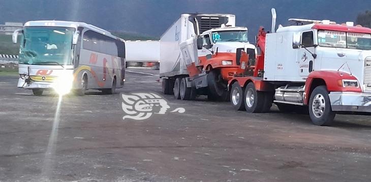 Autobús impacta contra tráiler descuadrado en Autopista Orizaba-Puebla