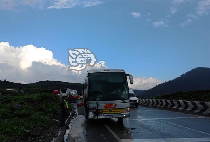 Autobús impacta contra tráiler descuadrado en Autopista Orizaba-Puebla