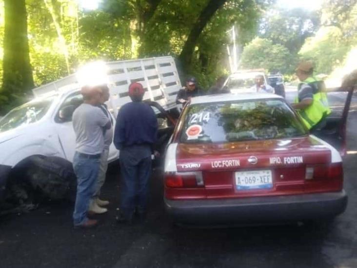 Accidente en carretera Fortín-Huatusco deja dos heridos tras colisión entre taxi y camioneta de pollo