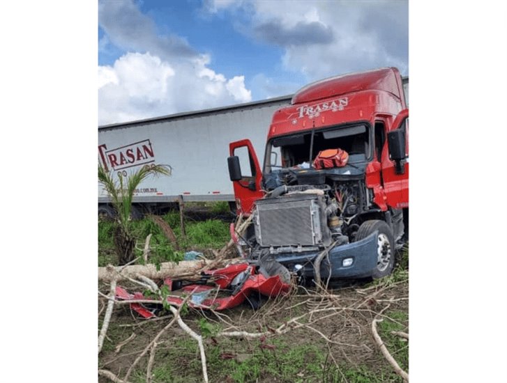 Se registra fuerte accidente de tráiler en la carretera Huatusco-Conejos