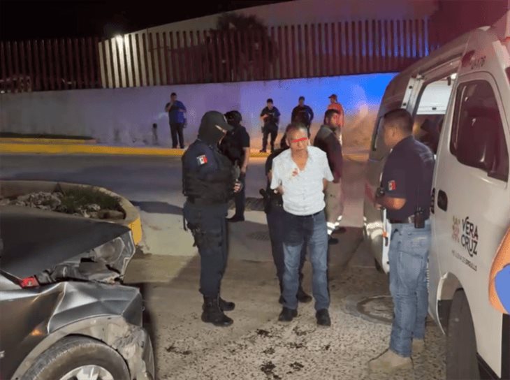 Ebrio conductor se impacta contra camioneta en Tlapacoyan