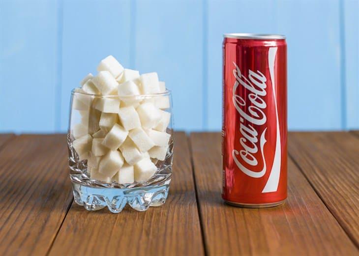 Coca Cola: ¿Cuántas cucharadas de azúcar contiene una lata de refresco?