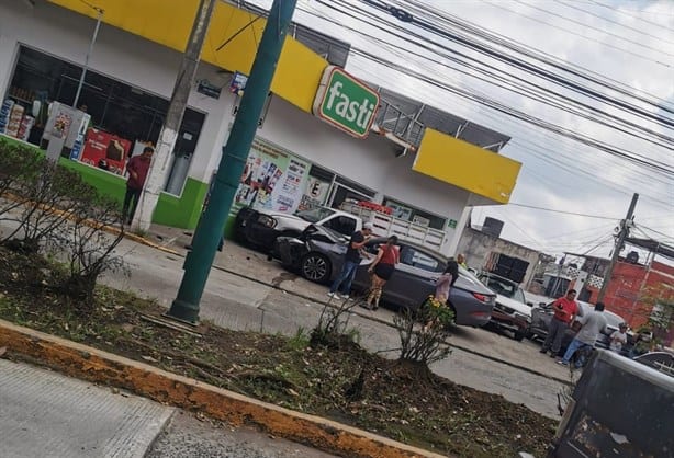 Choque múltiple en colonia Laureles de Xalapa, hay un lesionado