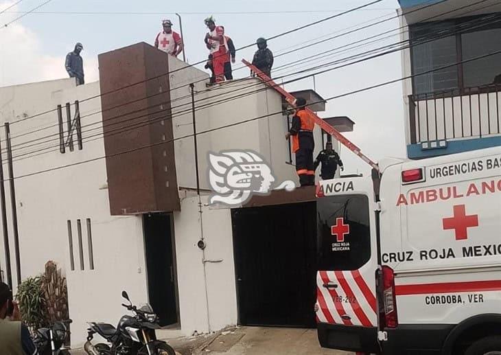 Auxilian a mujer que recibió una descarga eléctrica en Fraccionamiento Alameda de Córdoba