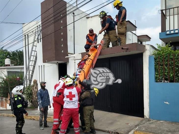 Auxilian a mujer que recibió una descarga eléctrica en Fraccionamiento Alameda de Córdoba