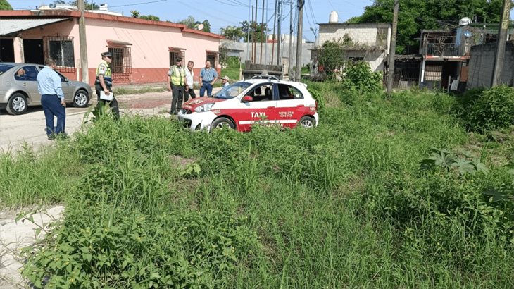 Chocan taxi y auto en la carretera Tlapacoyan-Martínez