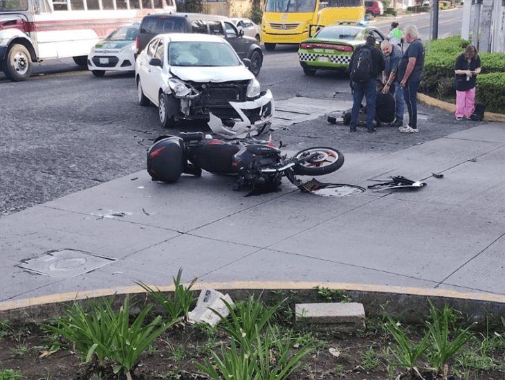 Conductora atropella a motociclista en la avenida Ávila Camacho de Xalapa 