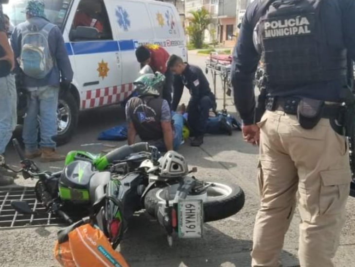 Taxi impacta a motociclista en la avenida 28 de agosto en Xalapa 