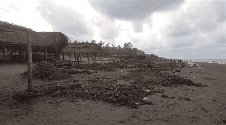 Tras tormenta tropical Chris, palizada en Tecolutla pone en riesgo a turistas