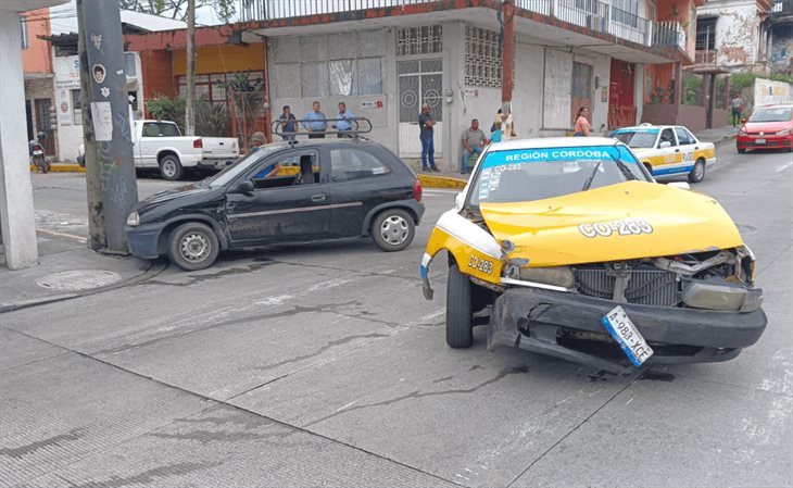 Choque entre auto y taxi deja dos lesionados en Córdoba