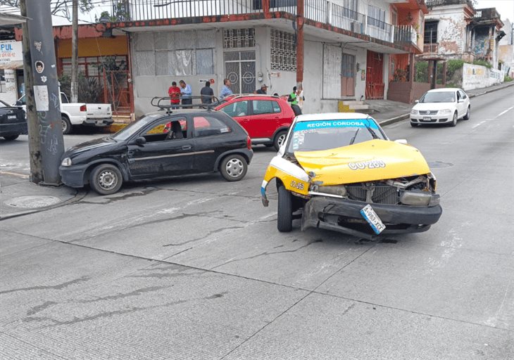 Choque entre auto y taxi deja dos lesionados en Córdoba