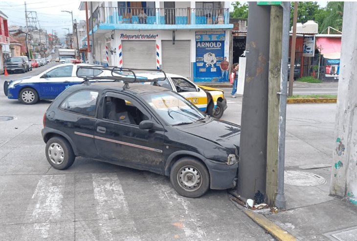 Choque entre auto y taxi deja dos lesionados en Córdoba