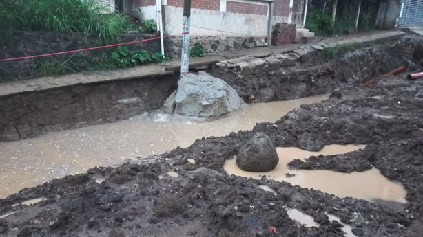 ¡No se pasen! Vecinos reportan robo de tubos de drenaje en obras de Xalapa