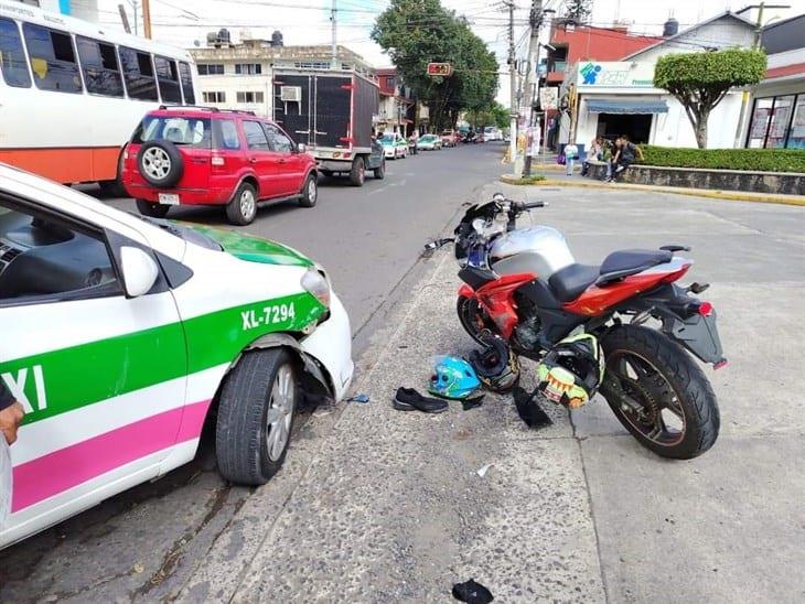 Choque entre taxi y motociclista en avenida 28 de Agosto y Primero de Mayo de Xalapa