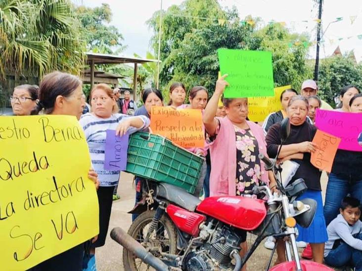 Por acoso laboral, exigen destitución de directora de Telesecundaria en Tepatlaxco