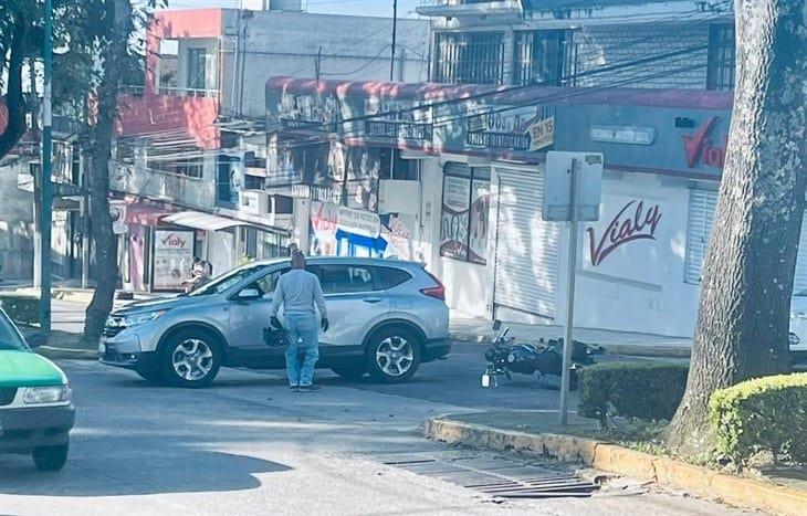 Motociclista choca con camioneta en avenida Américas de Xalapa