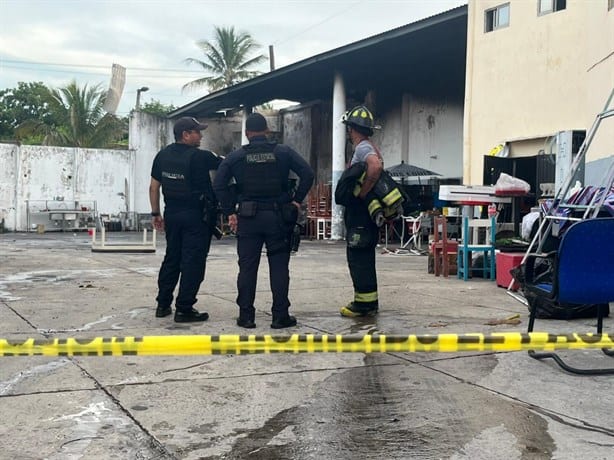 Explosión e incendio en una bodega en Veracruz; reportan una víctima | VIDEO