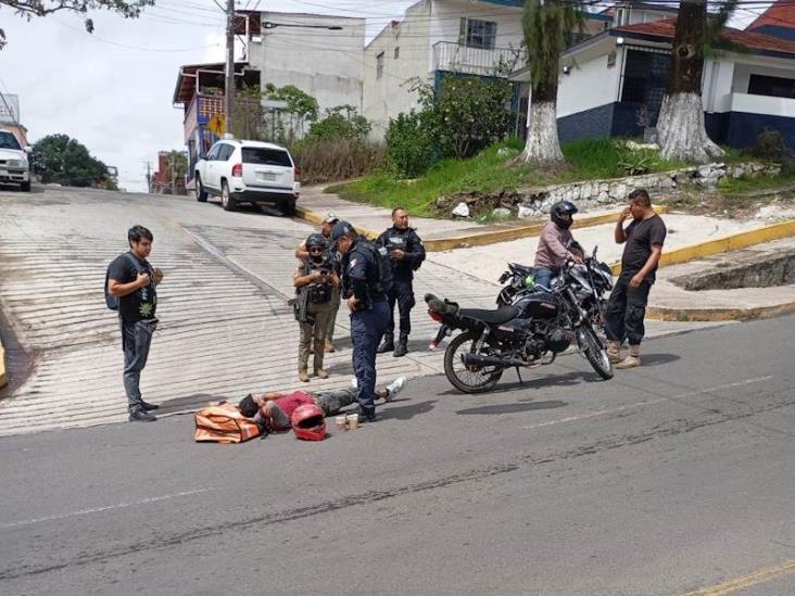 Motociclista embestido por un vehículo en Chedraui Caram, en Xalapa