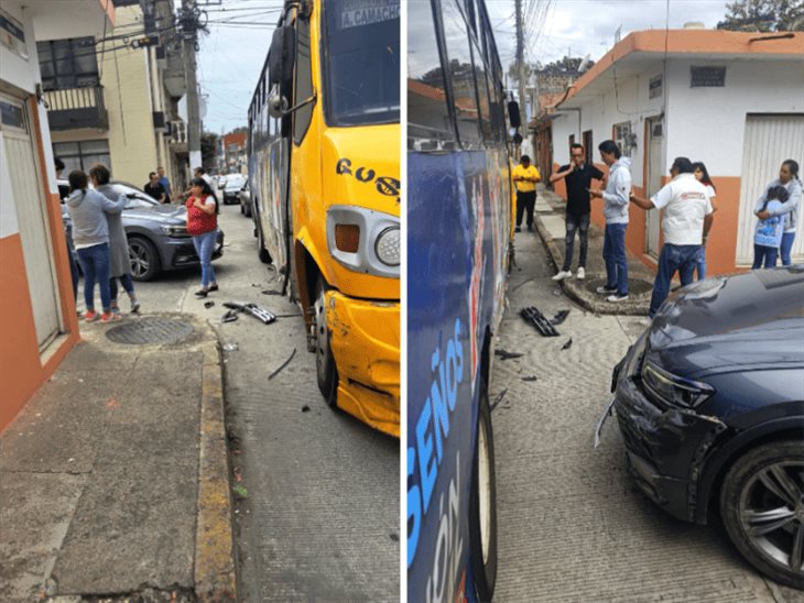 Se registra choque entre autobús y camioneta en colonia de Xalapa 