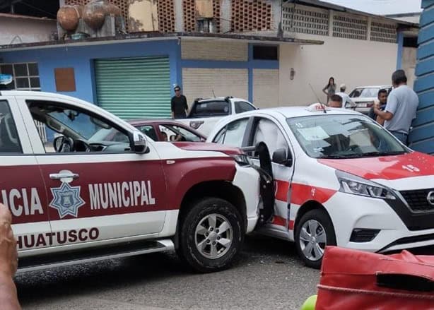 Choque entre taxi y patrulla de la Policía Municipal en centro de Huatusco