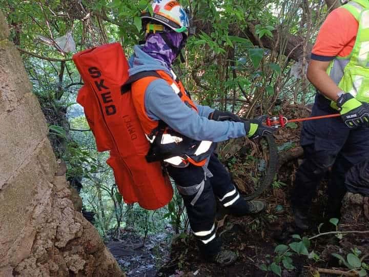 Rescate de hombre que cayó a barranco en  Ixtaczoquitlán