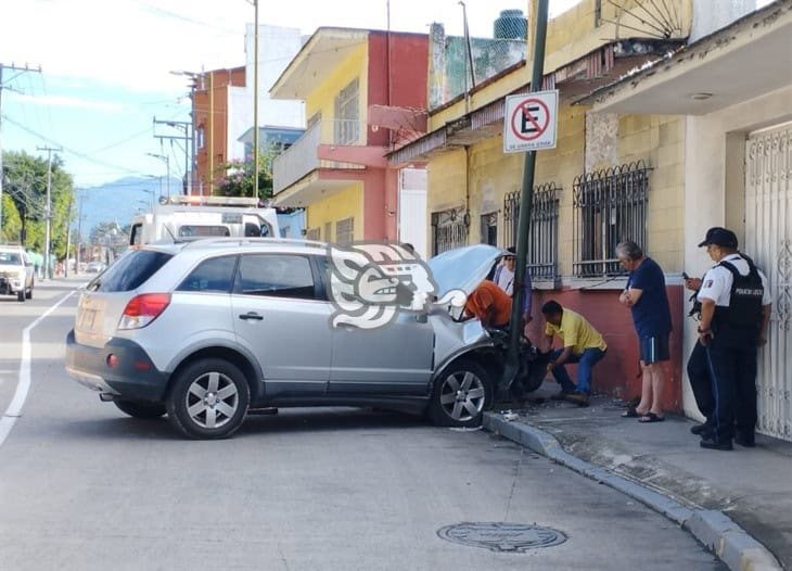 Fuerte choque: camioneta se incrusta contra un poste en céntricas calles de Orizaba 