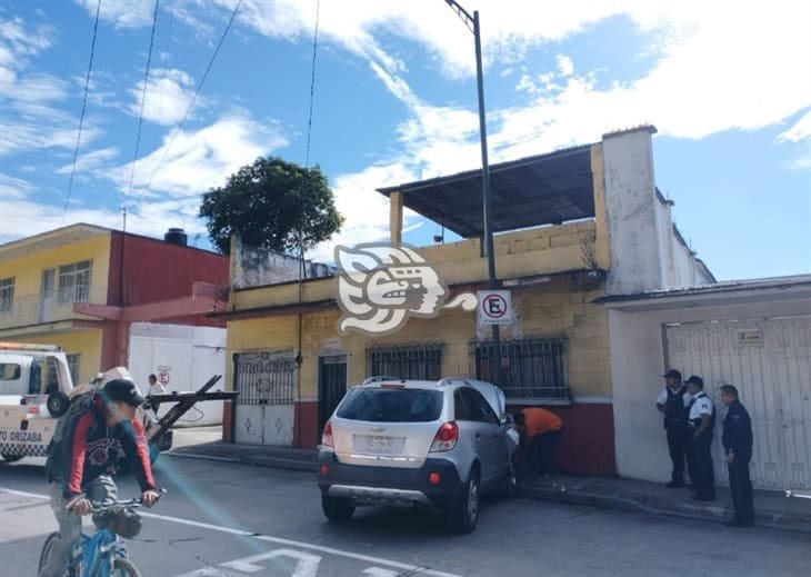 Fuerte choque: camioneta se incrusta contra un poste en céntricas calles de Orizaba 