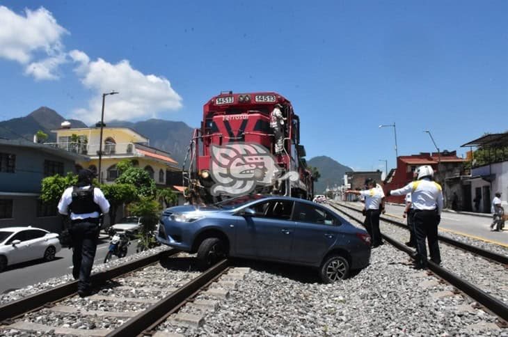 Tren arrastra auto en Orizaba; conducor intentó ganarle el paso