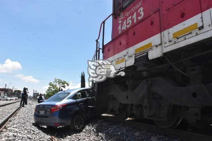 Tren arrastra auto en Orizaba; conducor intentó ganarle el paso