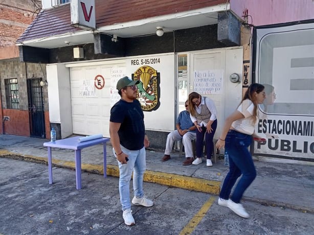 Toman oficinas del SDTEV en Xalapa; acusan trabas en jubilaciones