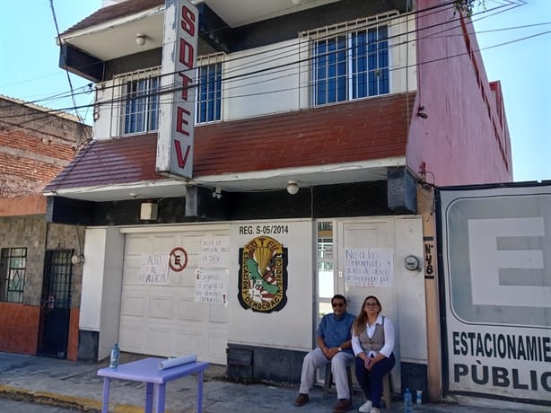 Toman oficinas del SDTEV en Xalapa; acusan trabas en jubilaciones