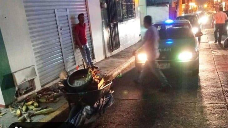 Taxista choca la carretilla de un vendedor de elotes en calle Alfaro de Xalapa