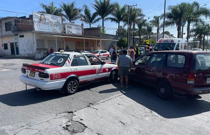 Aparatoso choque en ángulo entre taxi y vagoneta en Orizaba; una persona lesionada