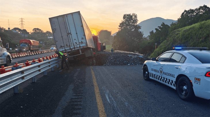 Se registra accidente en la autopista Puebla-Córdoba; tráiler estuvo a punto de caer a un río