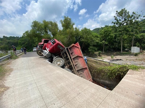 Colapso de puente en Alto Lucero deja camión varado y caos vial